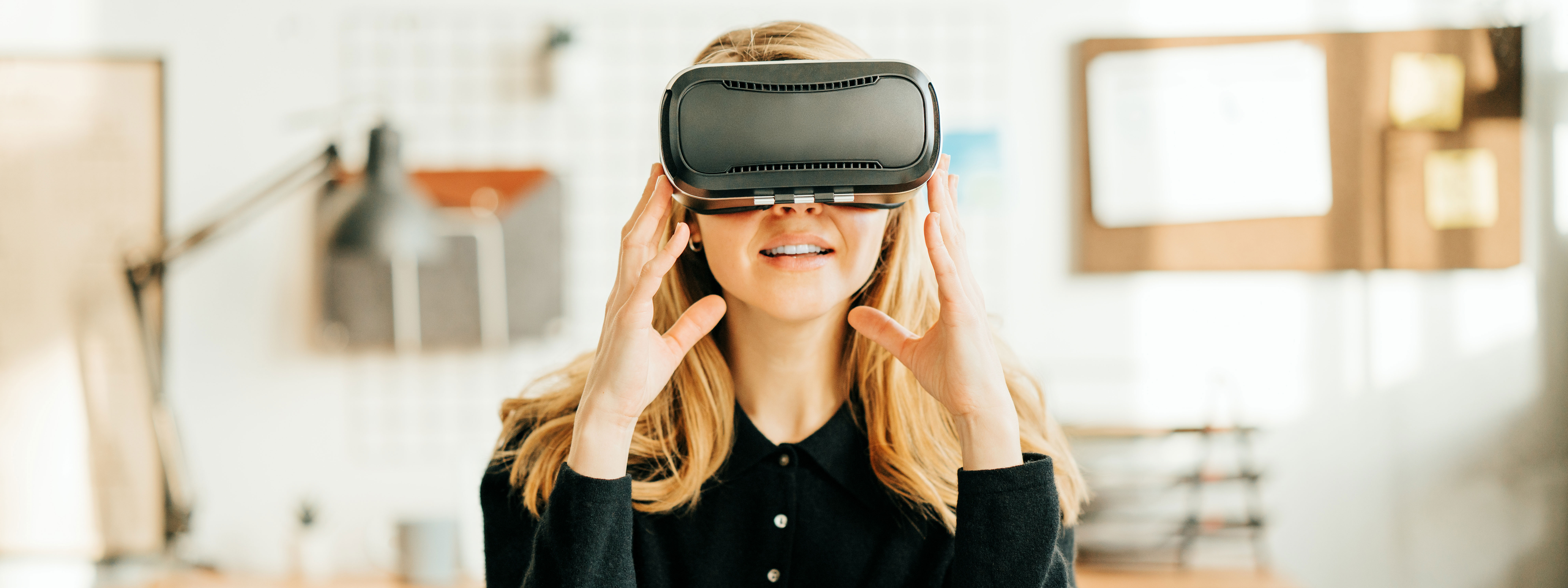 Studentin mit VR-Brille im Master-Studiengang Digitale Medien