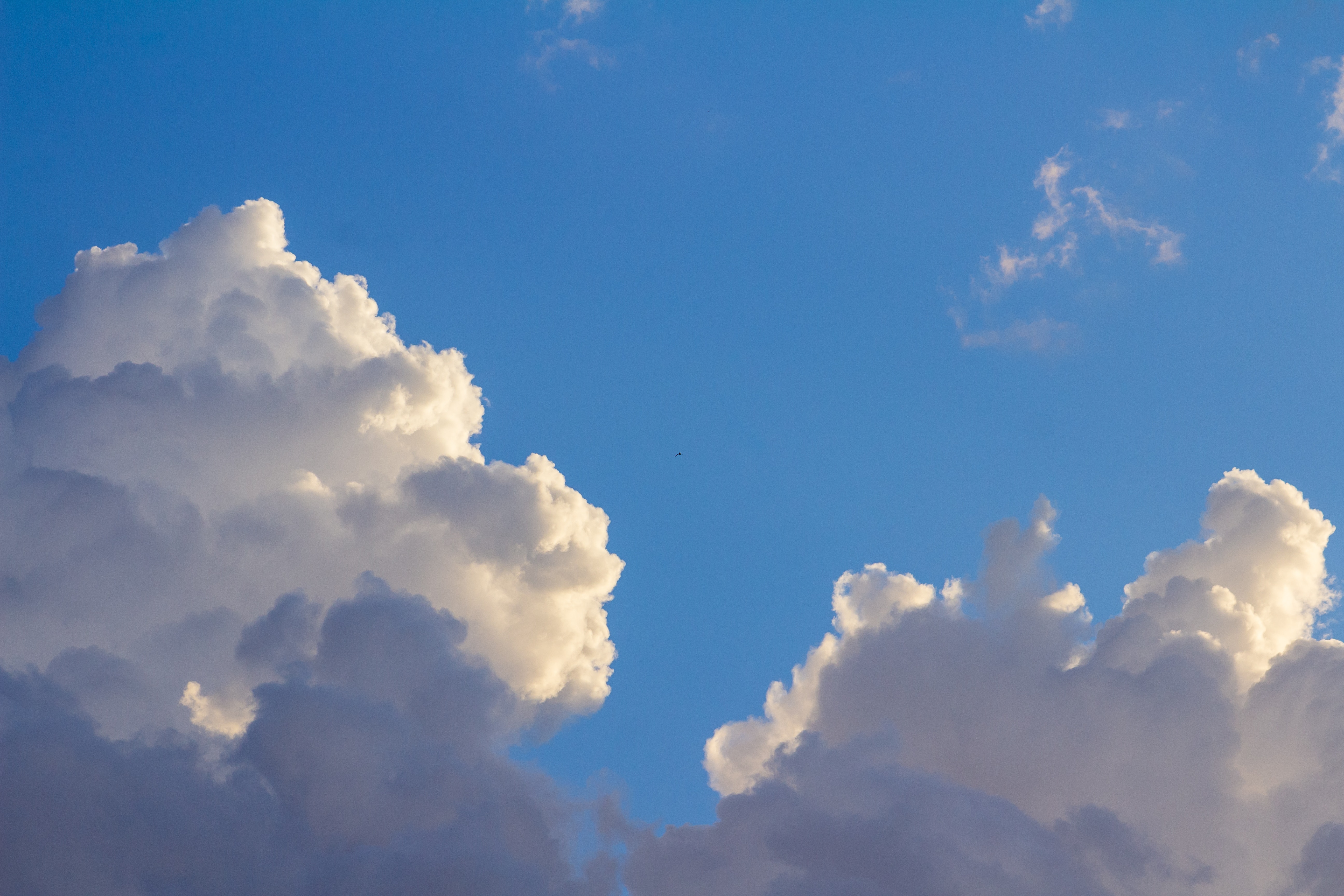 Ein Bild vom vom blauen Himmel mit Wolken